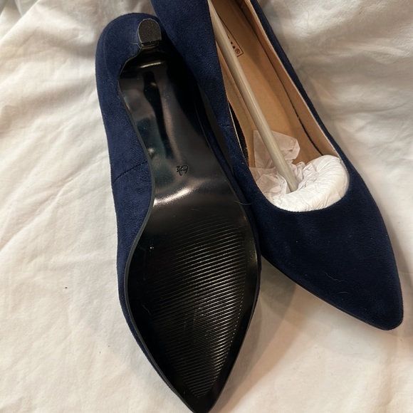 Pumps - Picture 3 of 5